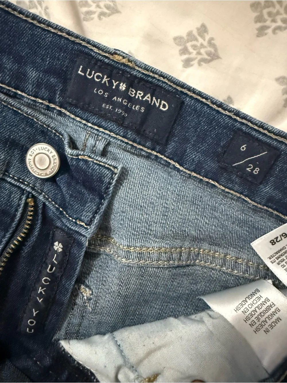 Lucky Brand women’s Medium Blue Slim Straight Jeans size 6/28